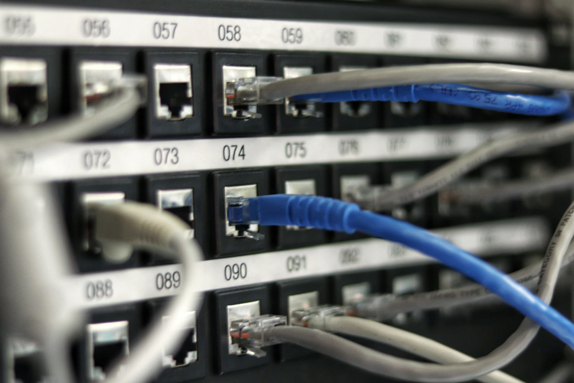 Corredor de servidores em data center com iluminação azul-esverdeada