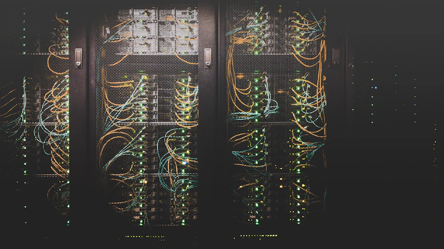 Corredor de data center com fileiras de servidores iluminados