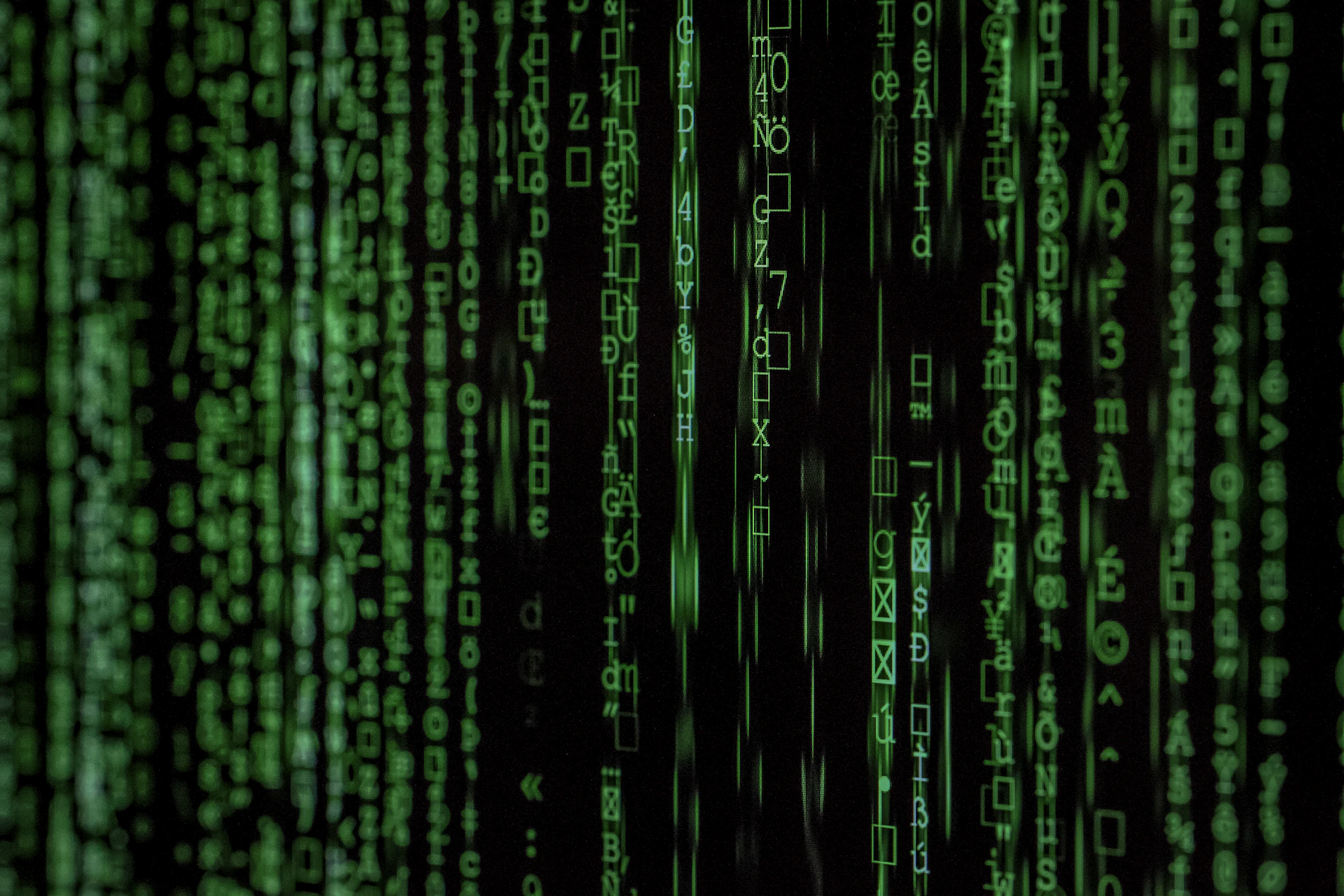 Rede de conexões luminosas sobre fundo escuro representando infraestrutura digital